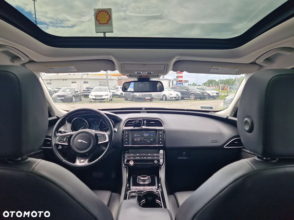 Jaguar XE - 22