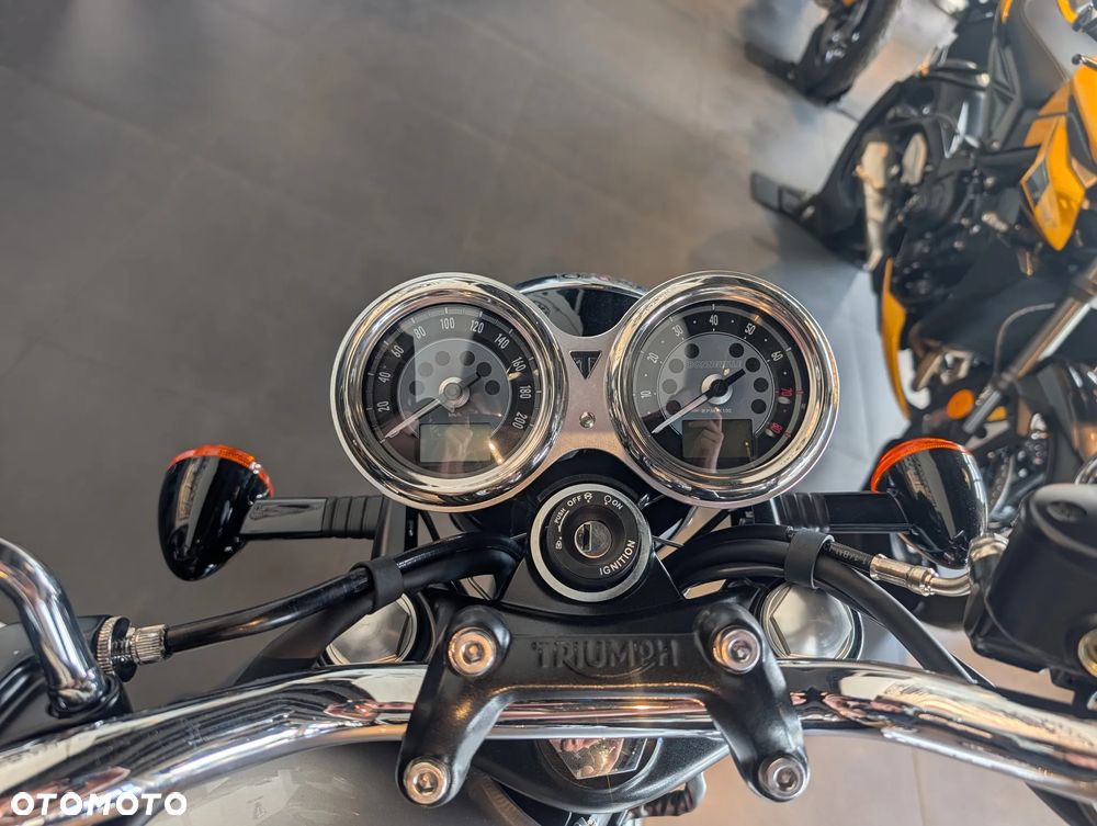 Triumph Bonneville - 6