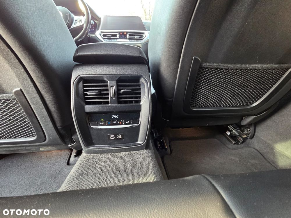 BMW Seria 3 320d xDrive Edition M Sport Shadow - 11