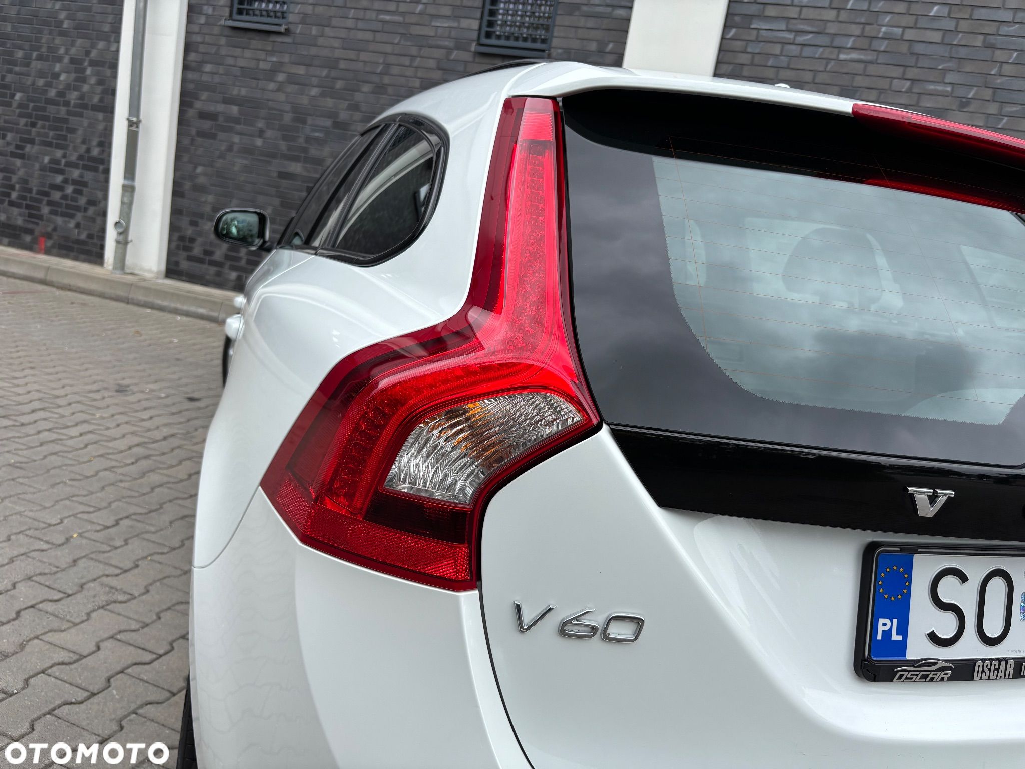 Volvo V60 D4 Drive-E R-Design Kinetic - 12