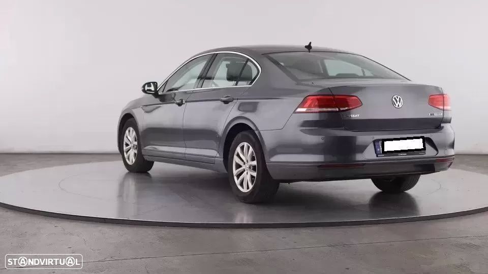 VW Passat 1.6 TDI Highline - 22
