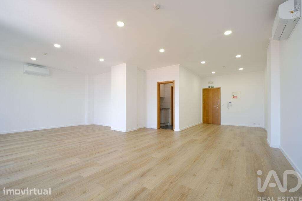Loja / Estabelecimento Comercial em Santo António de 62,00 m2 - Grande imagem: 3/18