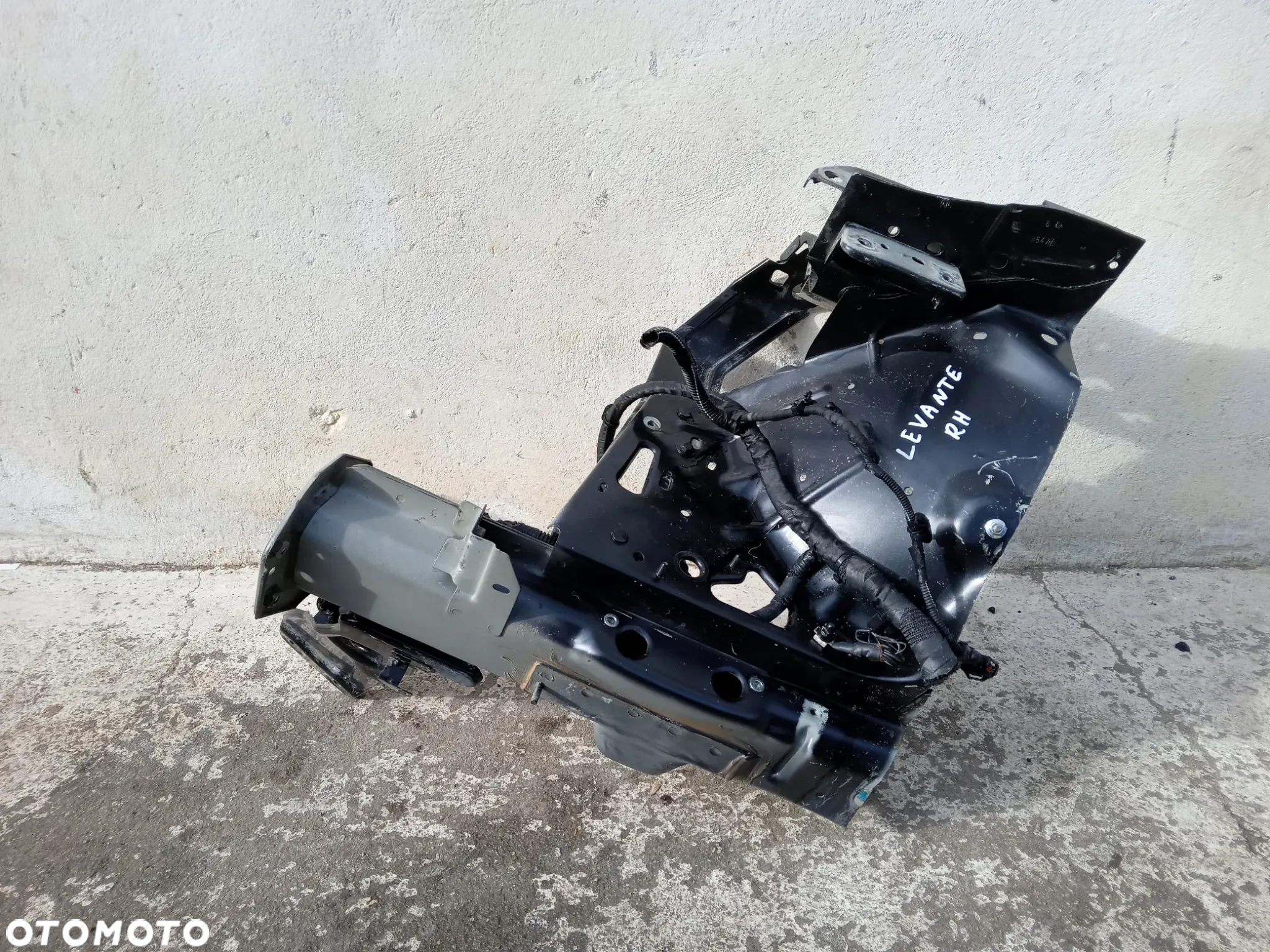 MASERATI LEVANTE  -ćwiartka podłużnica fartuch PRAWA - 4
