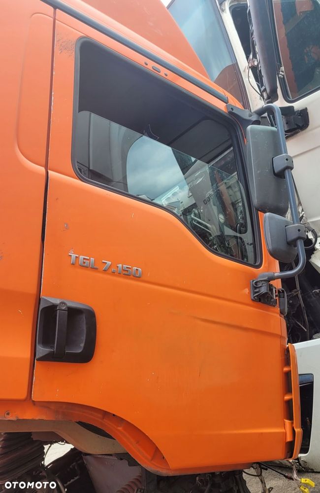DRZWI PRAWE KOMPLETNE Z LUSTREM MAN TGM / TGL - 3