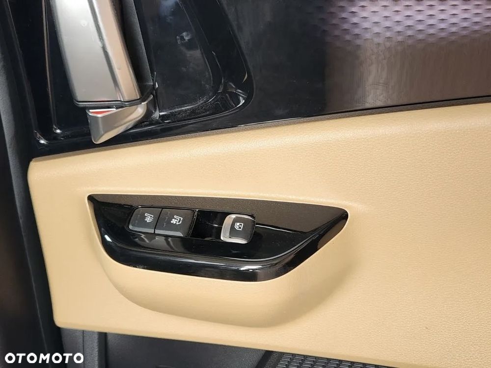 Kia Carnival - 18