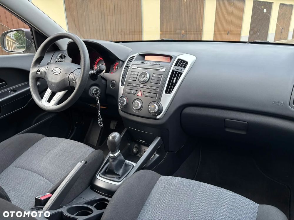 Kia Ceed - 11