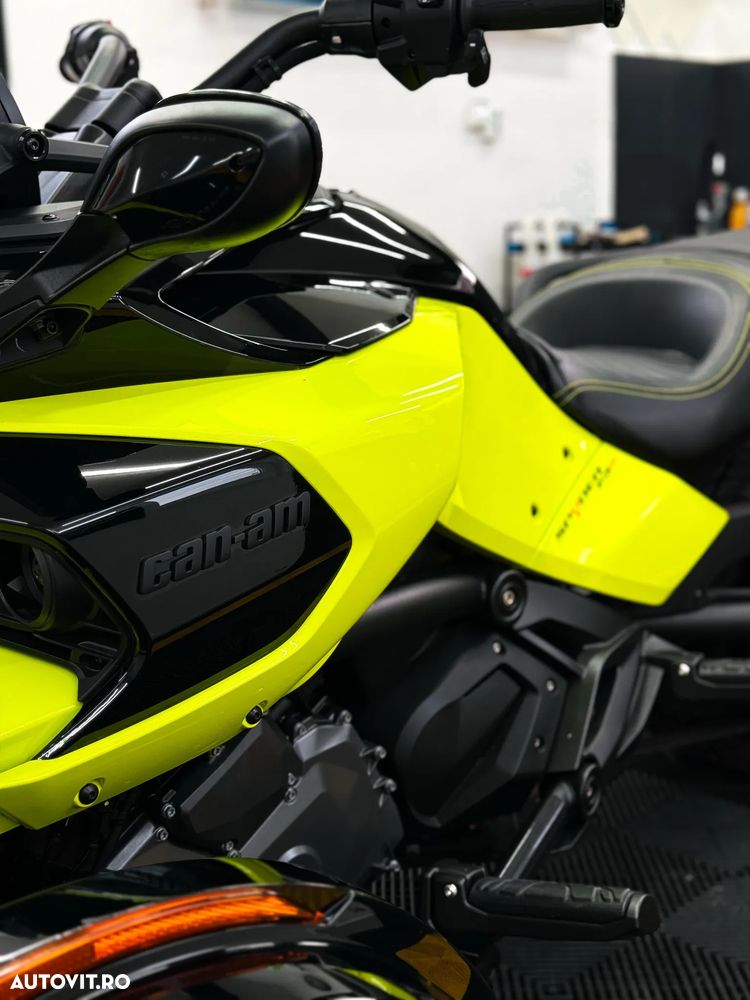 Can-Am Spyder - 22