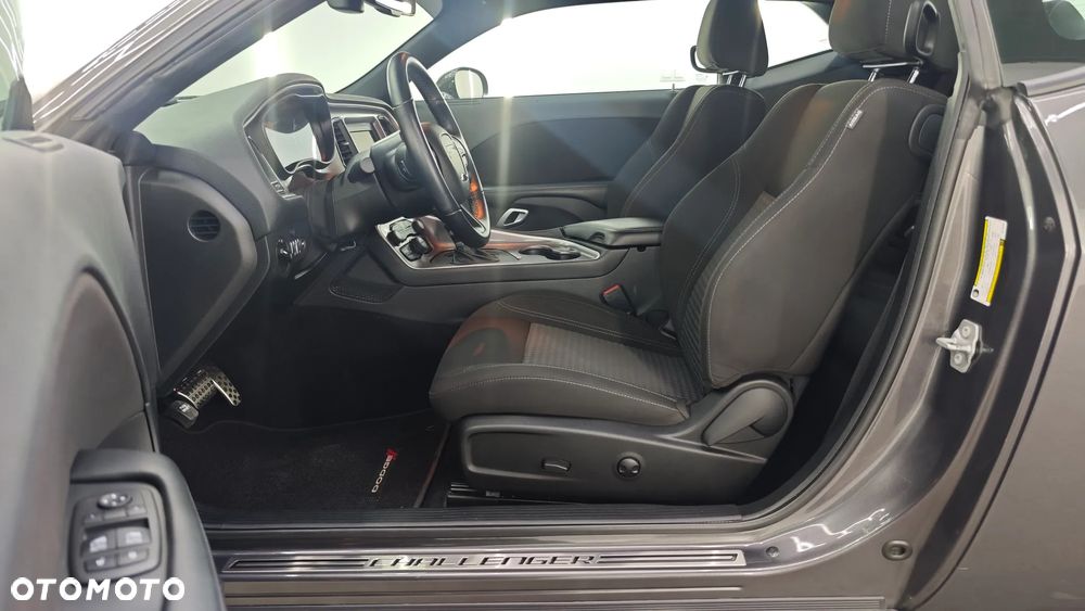 Dodge Challenger - 30