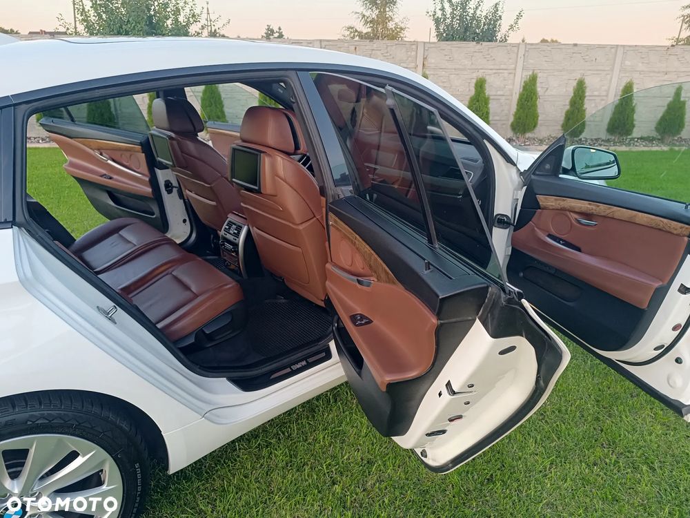 BMW Seria 5 550i - 13
