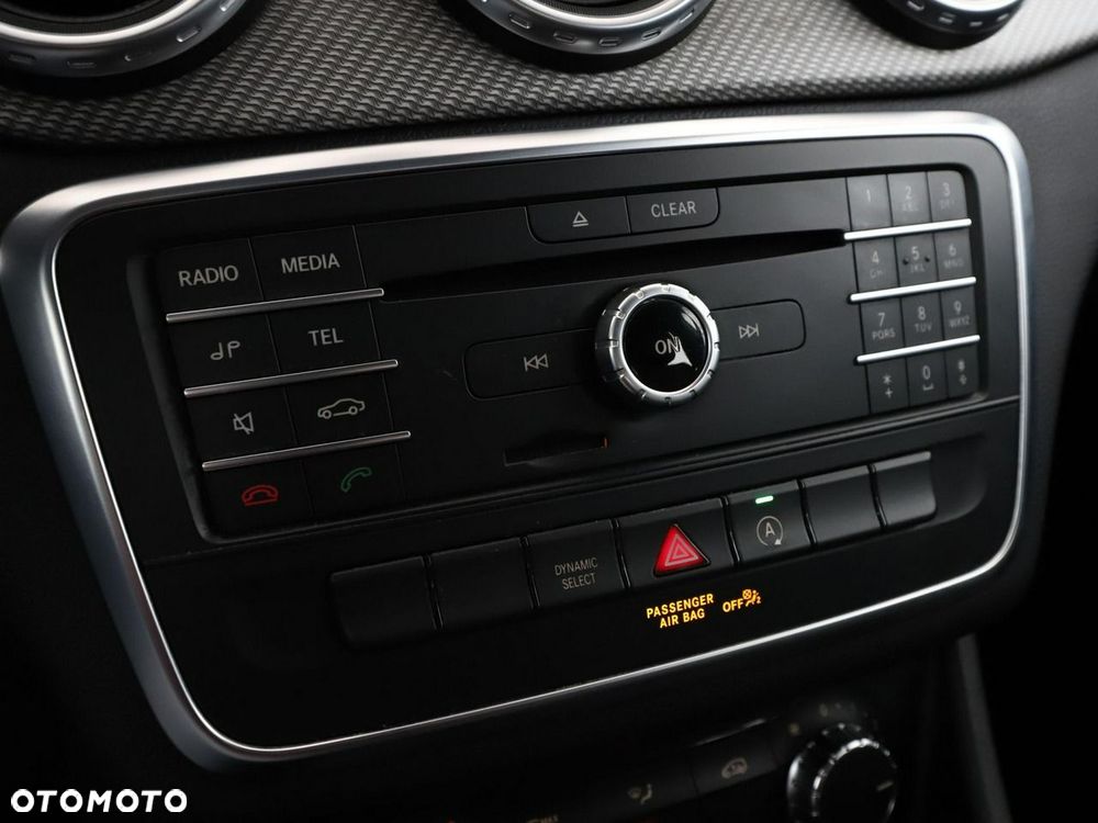 Mercedes-Benz GLA 200 7G-DCT - 26