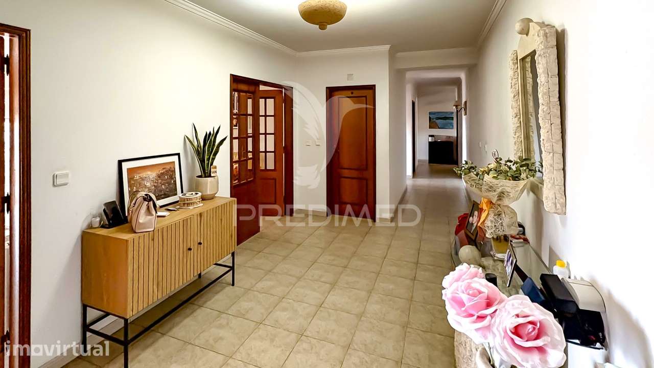 Apartamento T4 com garagem dupla e três varandas no Entroncamento