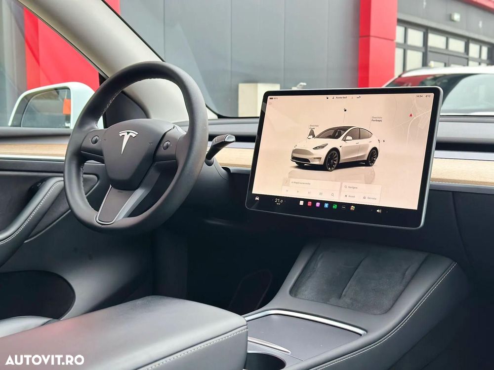 Tesla Model Y - 3