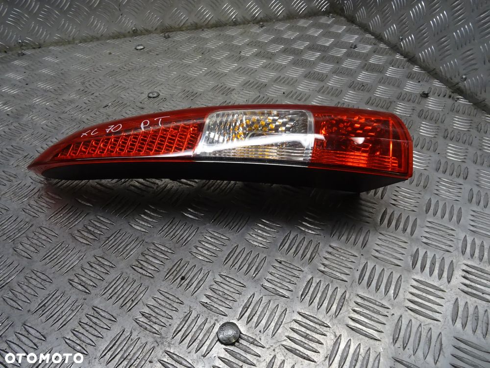 VOLVO XC70 01-07 2.5T 210KM  LAMPA TYŁ TYLNA PRAWA LEWA - 7