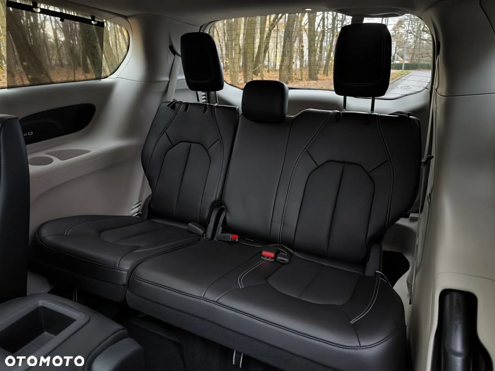 Chrysler Pacifica - 16