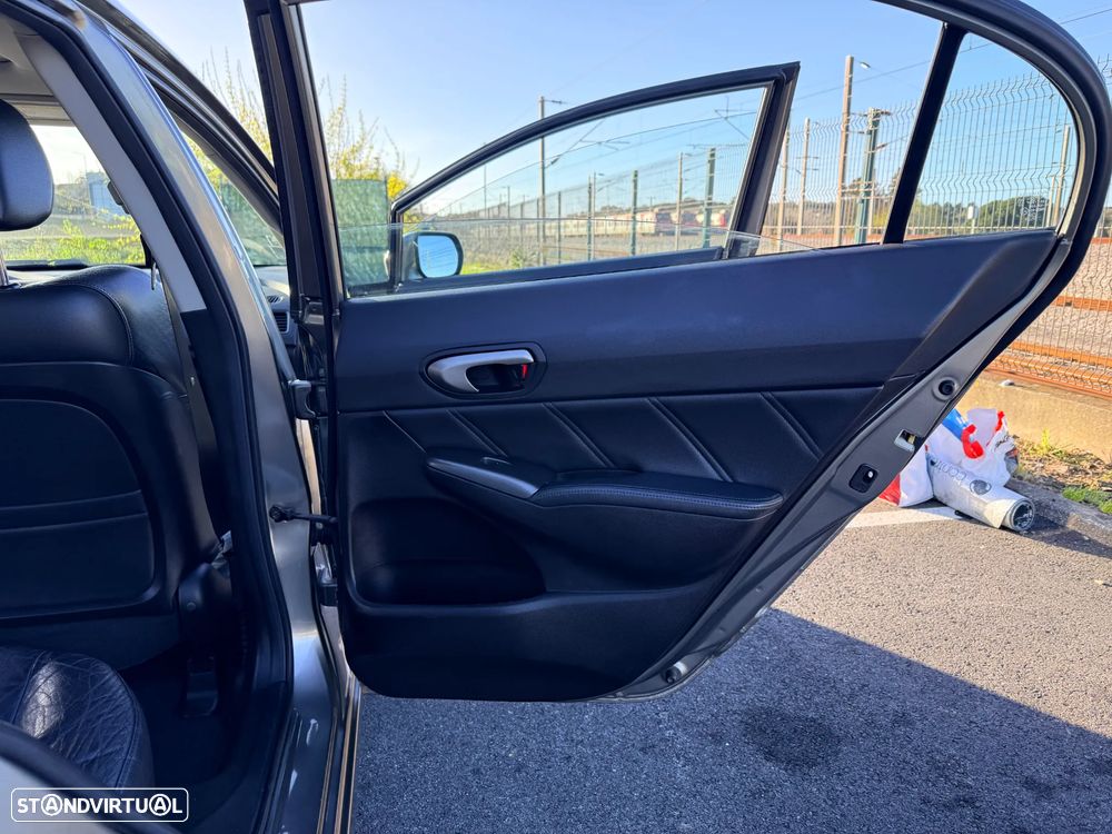 Honda Civic 1.8 ES - 27