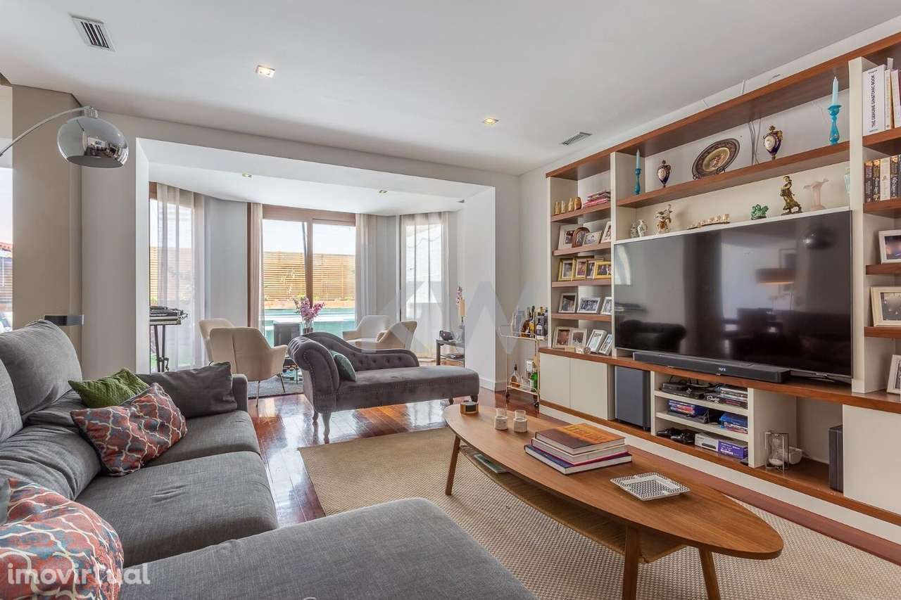 T4 Avenidas Novas com jardim e piscina - Grande imagem: 2/26