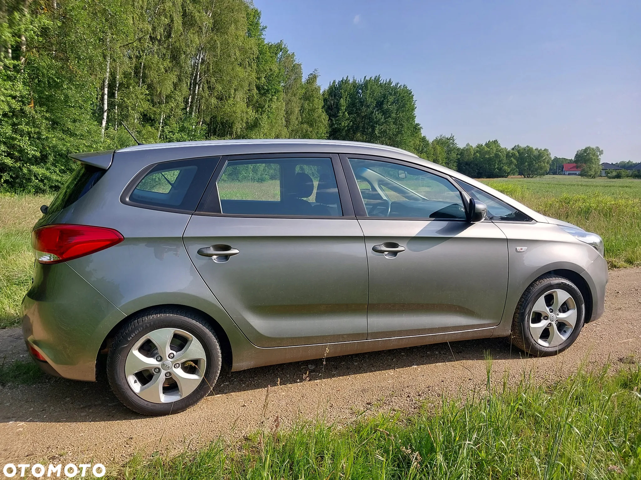 Kia Carens - 8