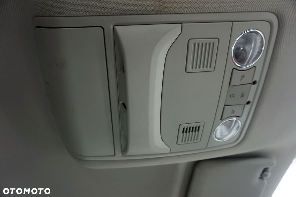 LAMPKA PODSUFITKI PRZEDNIA OŚWIETLENIE KABINY SUPERB II 3T SCHOWEK SKODA 2008-2013 - 1