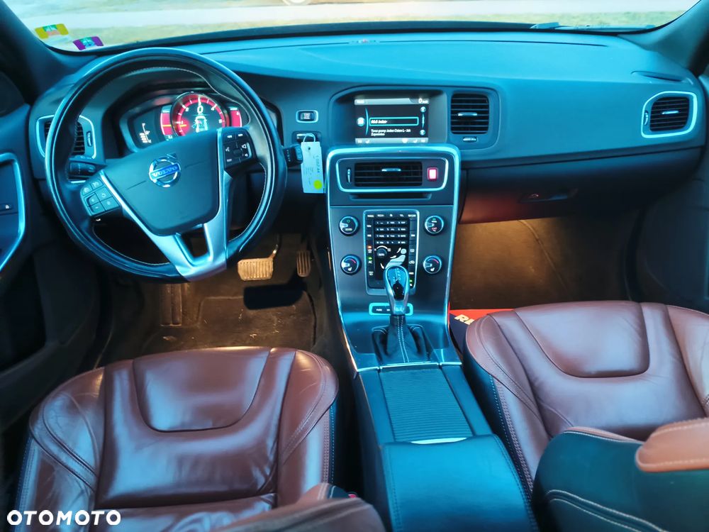 Volvo V60 D6 AWD Plug-in Hybrid R-Design Momentum - 5