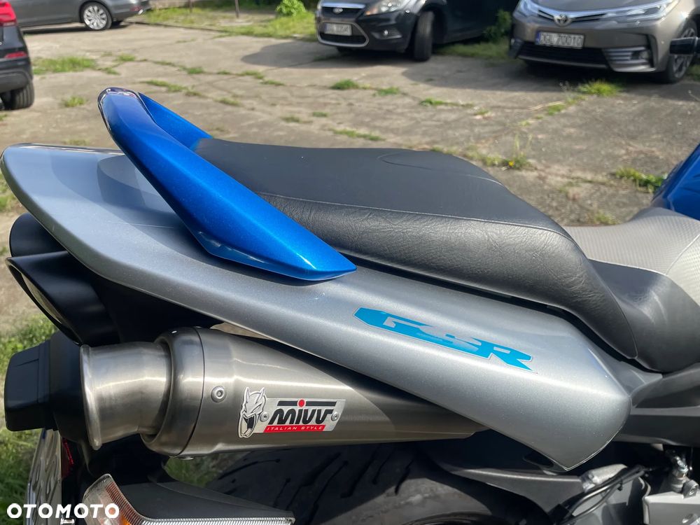 Suzuki GSR - 12