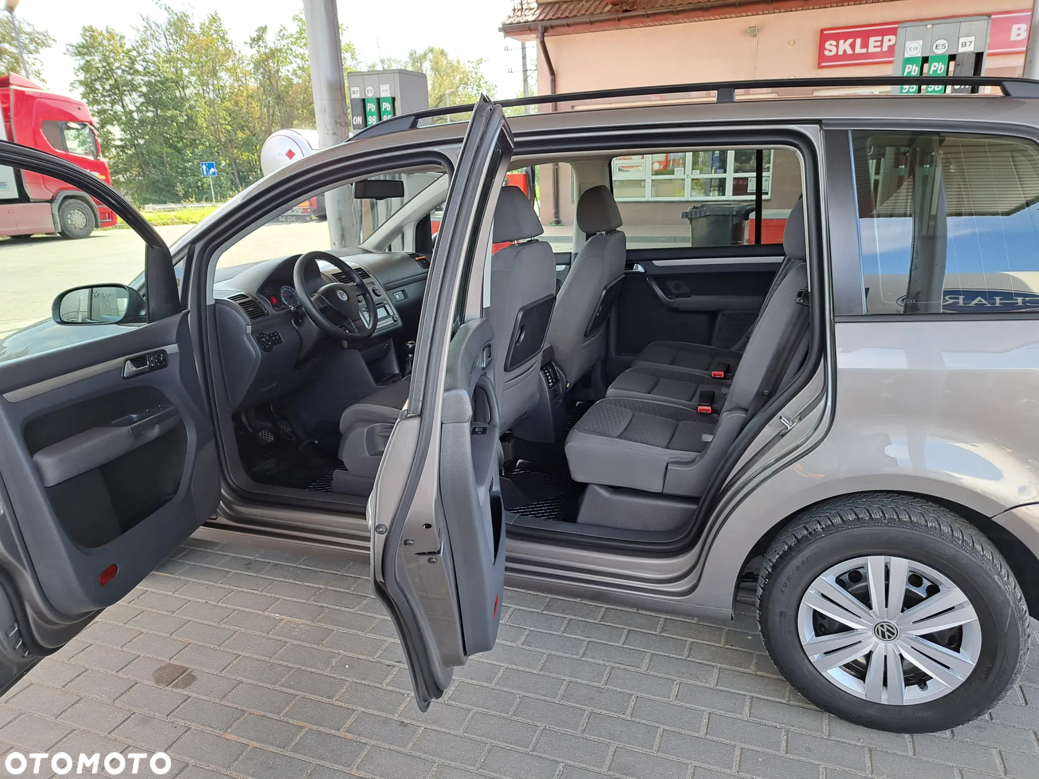 Volkswagen Touran - 12