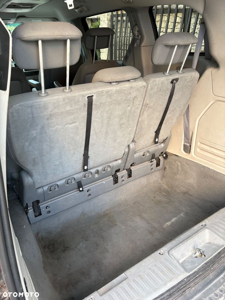 Chrysler Town & Country - 12