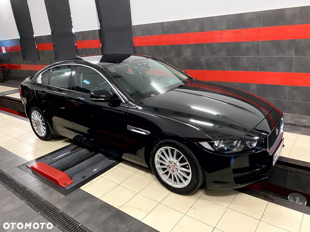 Jaguar XE 2.0 D Prestige - 3