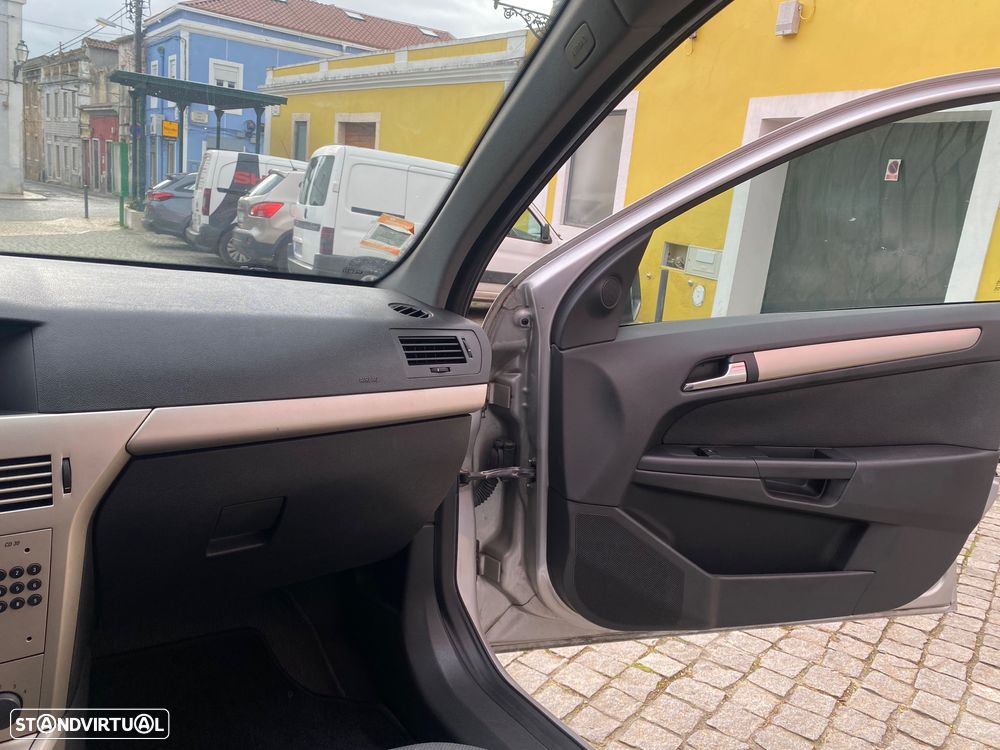 Opel Astra Caravan - 16