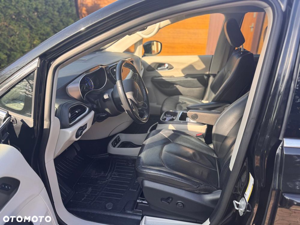 Chrysler Pacifica - 17