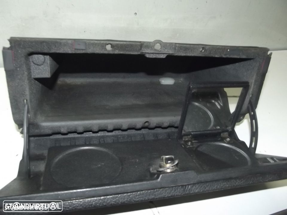 volvo 244 porta luvas c/friso - 2
