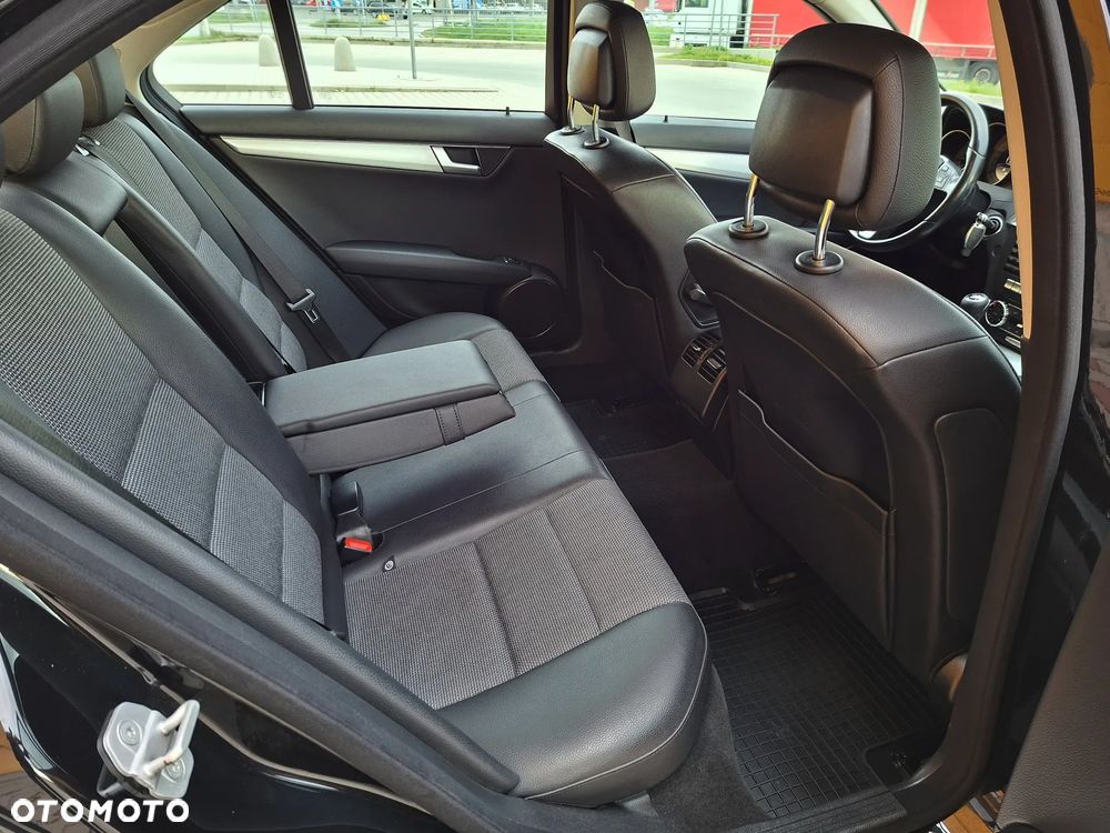 Mercedes-Benz Klasa C 180 CGI BlueEFFICIENCY Avantgarde - 22