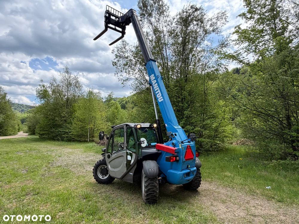 Manitou MT625H. Wersja COMFORT lepsza od Easy!! Ładowarka Teleskopowa 6 metrów Wysuw. Udźwig 2,5tony. Jak Nowa z Salonu. Pochodzi z Gospodarstwa Norweskiego! 2017rok. przebieg tylko 3200mtg. Silnik Kubota 4cyl. Mocny 80 Km. ZERO ZUŻYCIA ORYGINAŁ. Bez luzów i wycieków. Aktualna DEKRA BMWT. Mała Gabarytowo a Bardzo wydajna maszyna. Opony Nowe! Szybka wolna jazda. 3tryby skrętu! Zadbany sprzęt. Okazja - 2
