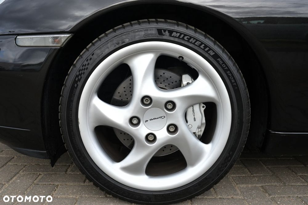 Porsche 911 Carrera 4 - 15