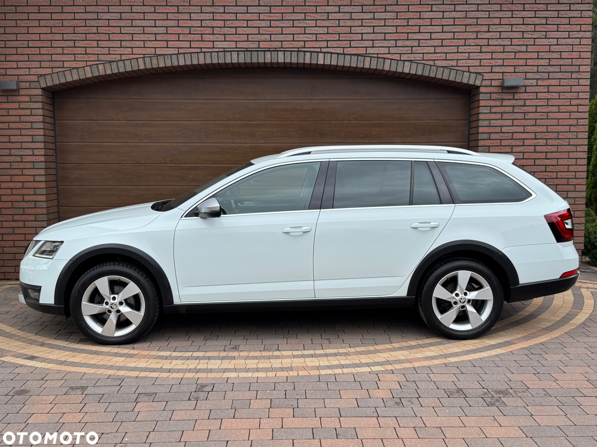 Skoda Octavia Combi 2.0 TDI DSG 4x4 Scout - 4