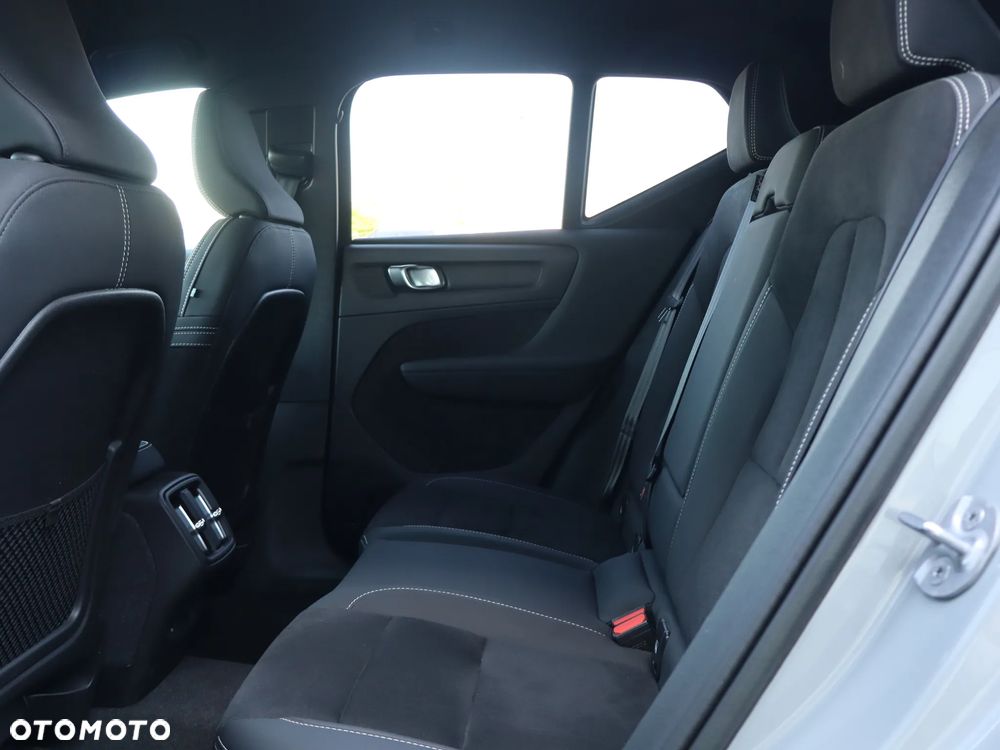 Volvo XC 40 B4 Plus Dark - 16