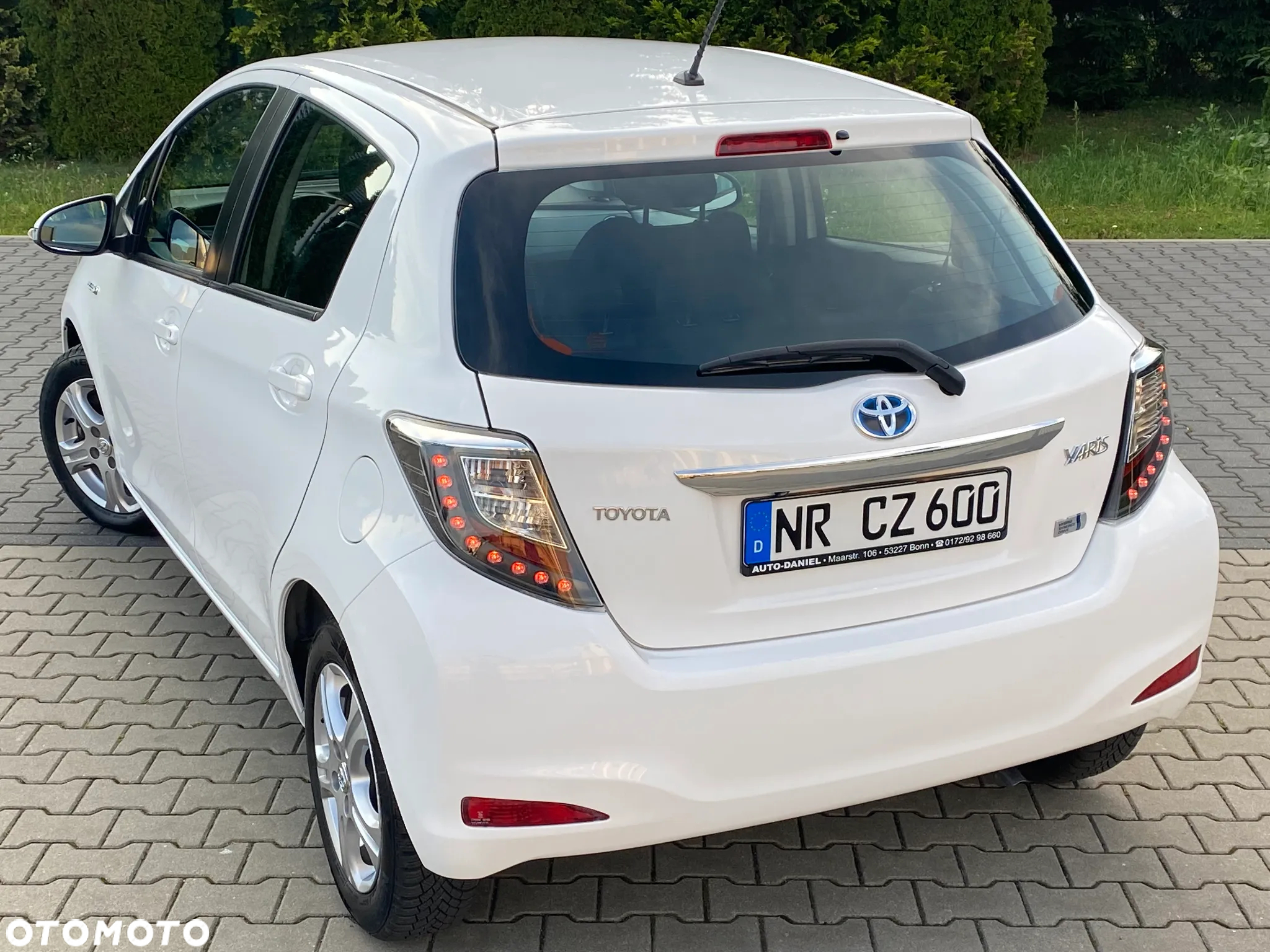 Toyota Yaris Hybrid 100 Premium - 9