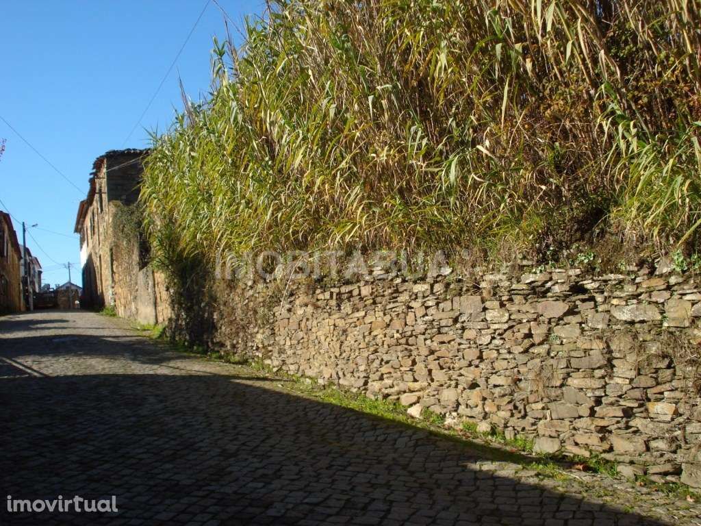 Propriedade com ruína e terreno, situada na aldeia de Mouronho. - Grande imagem: 5/5