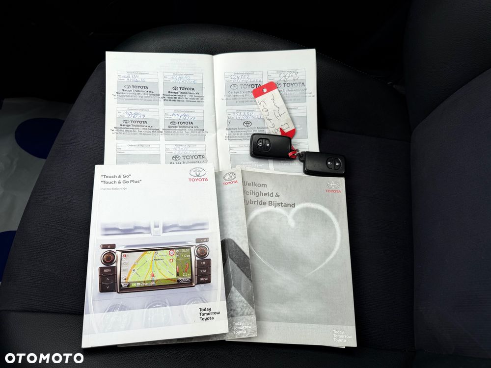 Toyota Prius 1.8 HSD Premium - 29