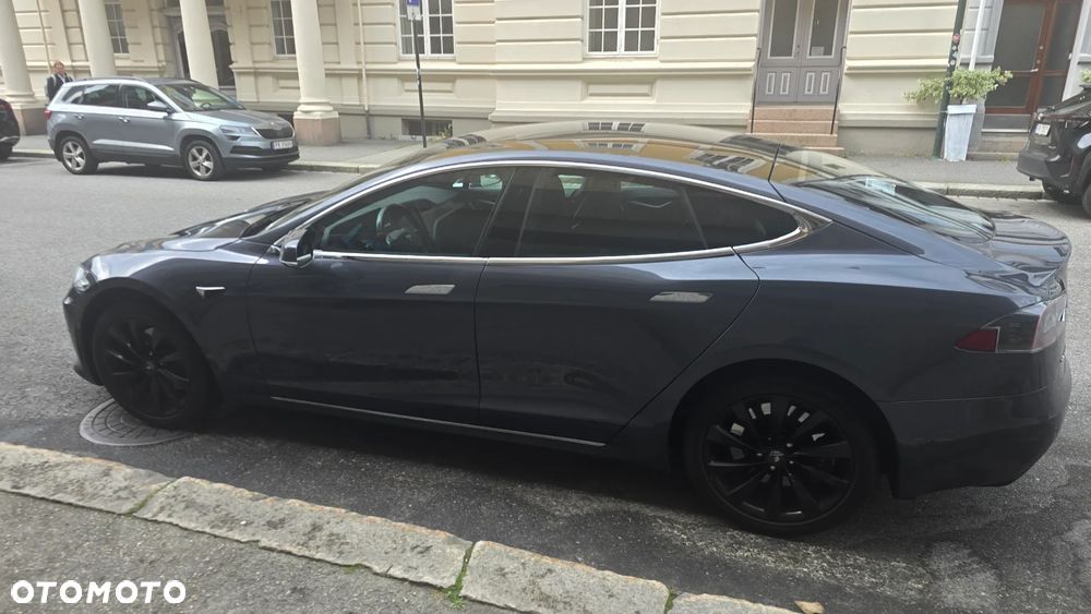 Tesla Model S - 8