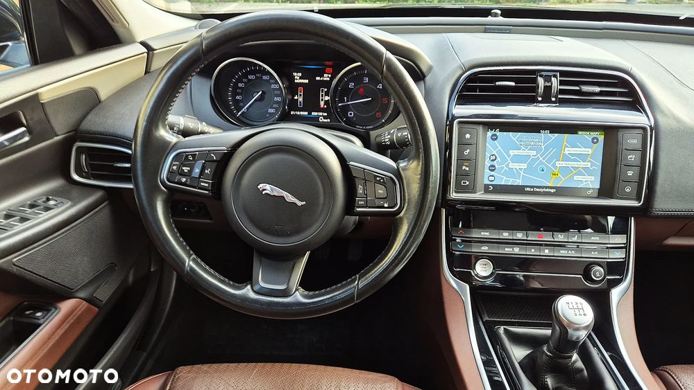 Jaguar XE 2.0 D Portfolio - 11