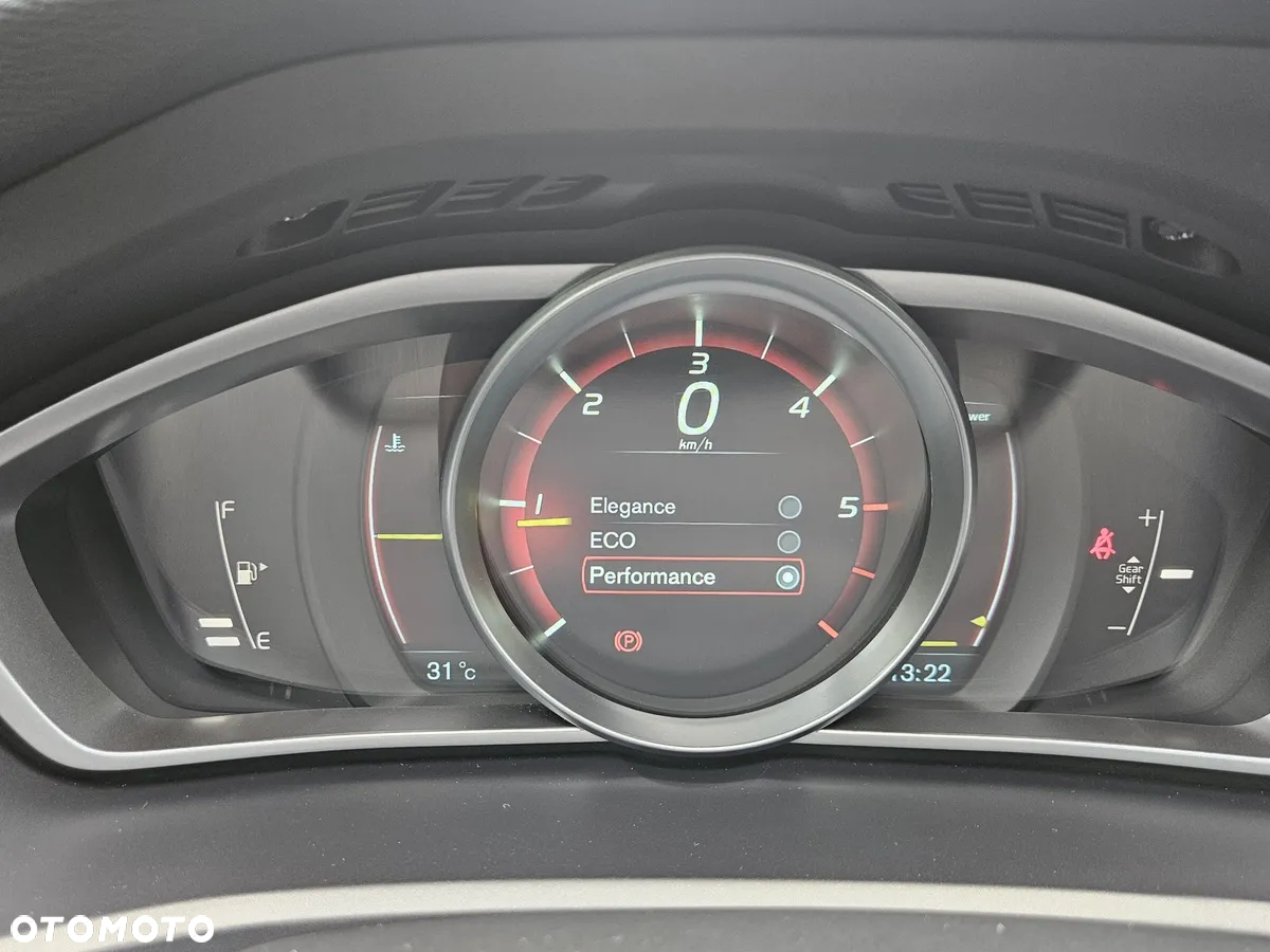 Volvo V40 D2 R-Design - 22
