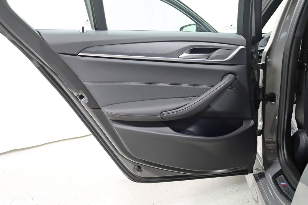 BMW Seria 5 530i xDrive M Sport Edition - 32