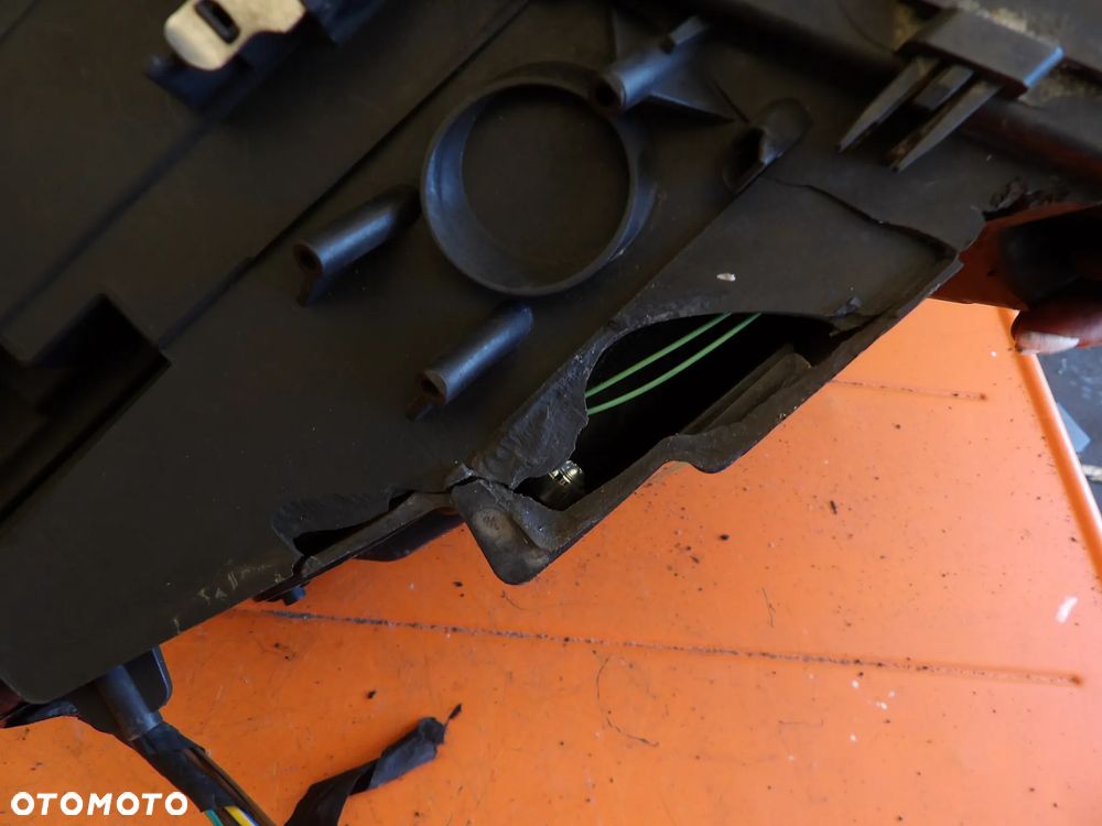 BMW - F10 - H7 - PĘKNIĘTA OBUDOWA - PRAWA LAMPA PRZEDNIA - EUROPA - 7203242 - 6