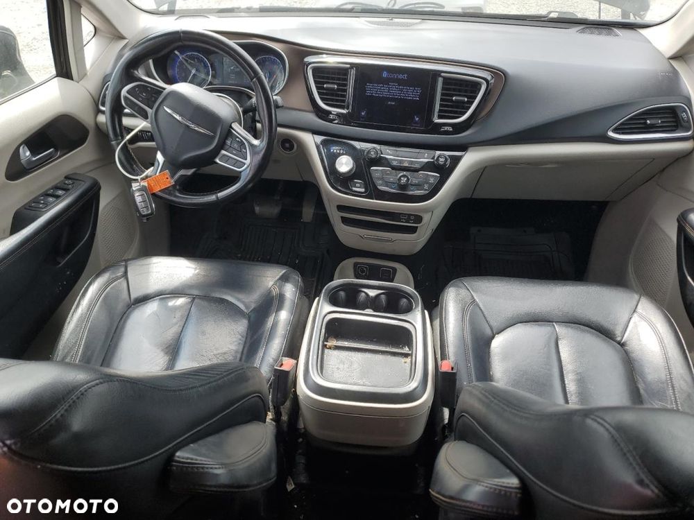 Chrysler Pacifica - 11