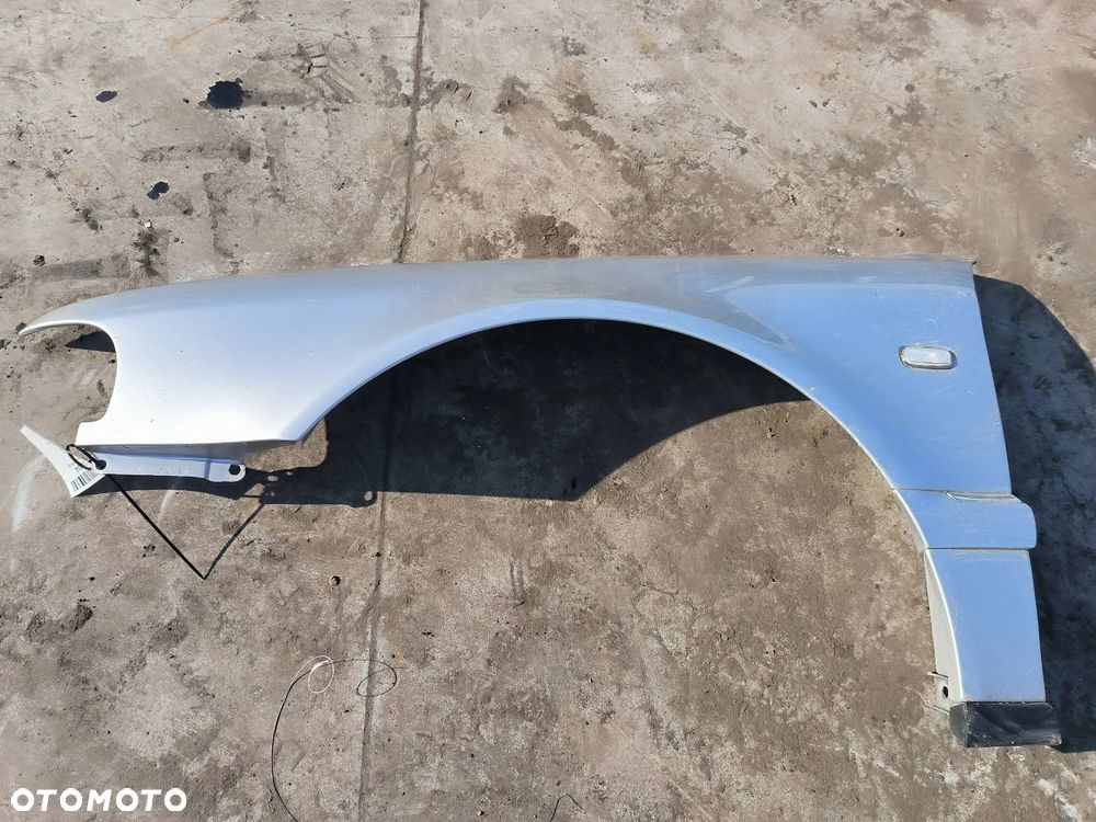 Boczek lewy przód Audi A8 D2 - 1