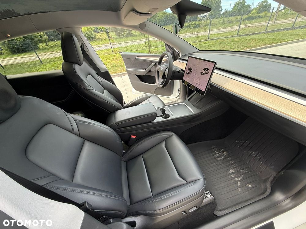 Tesla Model Y - 16