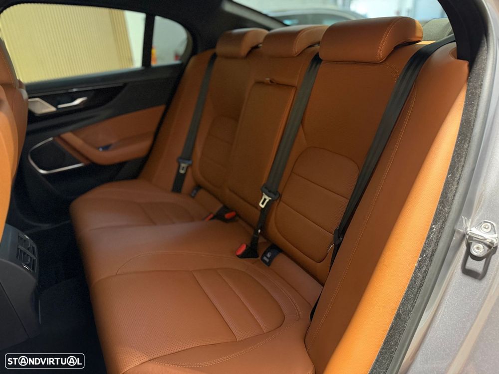 Jaguar XE 2.0 i4 R-Dynamic HSE - 29