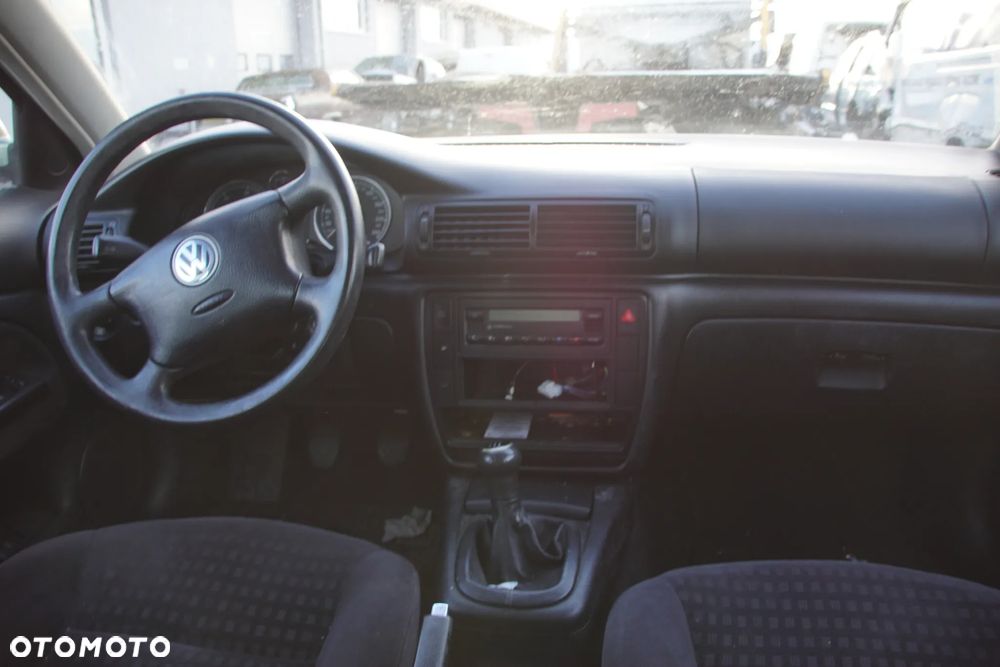Auto na części - Volkswagen Passat B5 Lift 1.9 TDI 130 KM AWX GGB LA6W 2003R Silnik Skrzynia Drzwi Maska Klapa Błotnik Zderzak Lusterko Lampa Klamka Deska Kokpit Sterownik Moduł Czujnik Licznik Kierownica Panel - 16