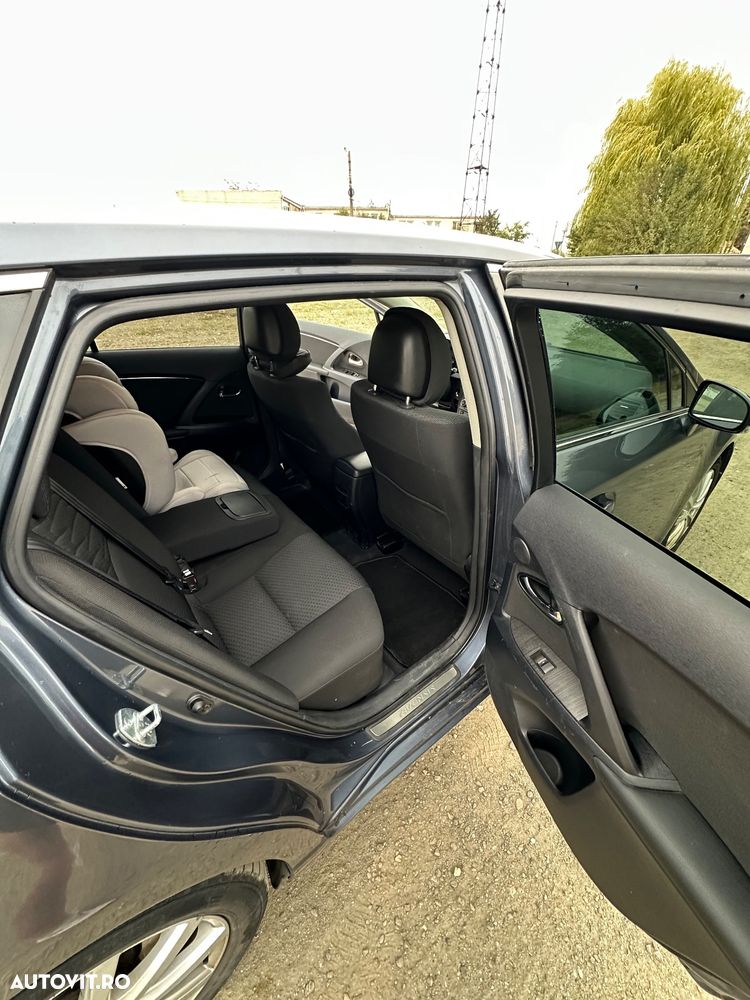 Toyota Avensis 2.2 D-4D Combi Executive - 12