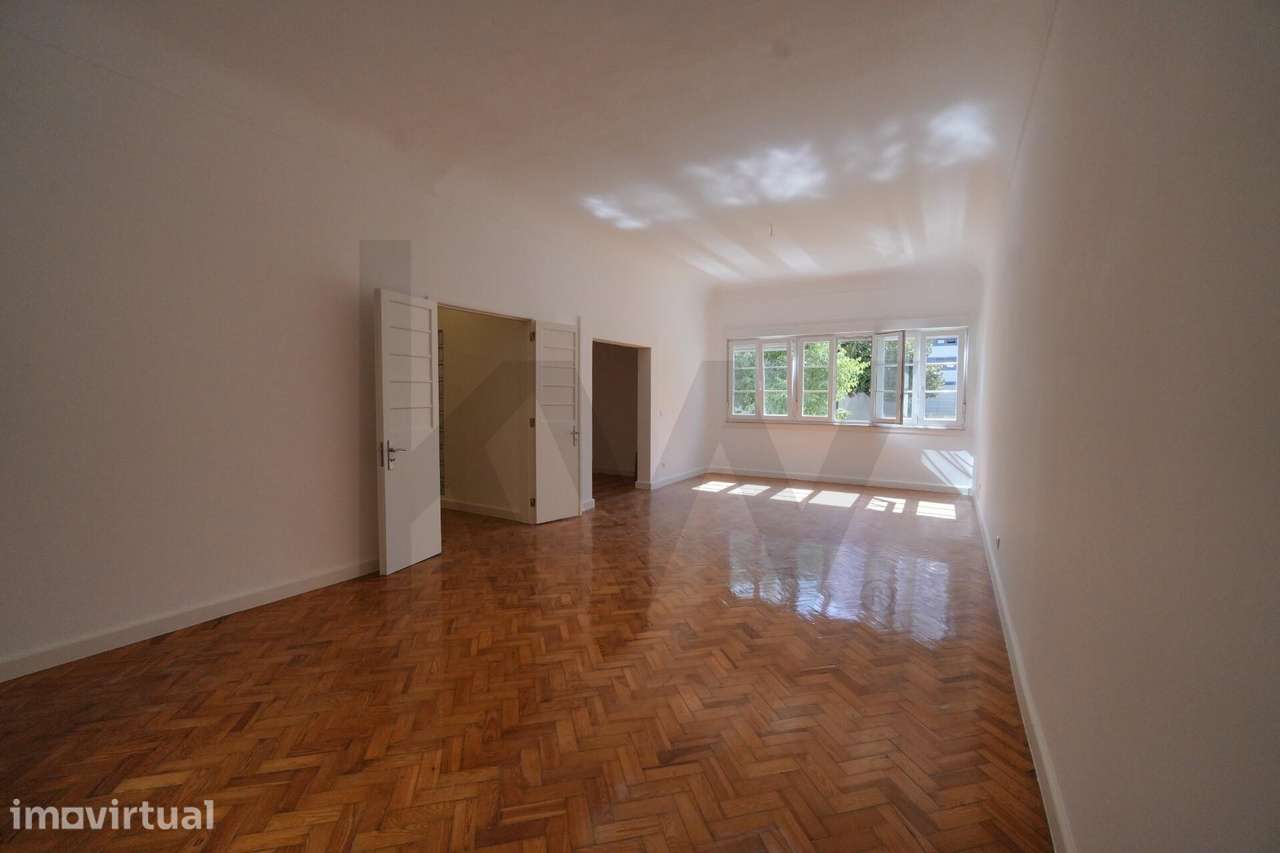 Apartamento T4+1 com garagem na Avenida Defensores de Chaves - Grande imagem: 2/15
